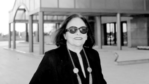 Palco novo para Bibi contar em fados a história de Amália Rodrigues. Atriz lembra a dama da canção portuguesa na inauguração da Ribalta.