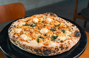 Ribalta Pizzaria é novidade napolitana em hotel da Barra. Boas redondas de bordas altas e chamuscadas têm preço único na casa.